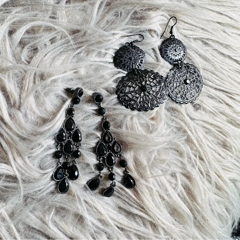 Set of two black earrings